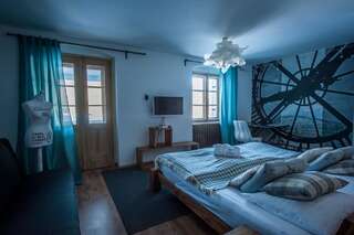 Отели типа «постель и завтрак» Fregata Загуже-Слёнске Номер с кроватью размера "king-size" и видом на озеро-1